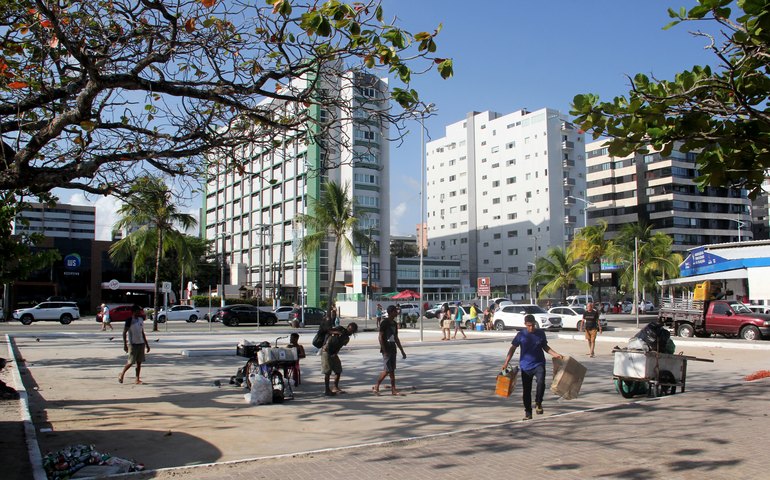 Redução de vagas na orla de Maceió amplia segurança para ambulantes e pedestres