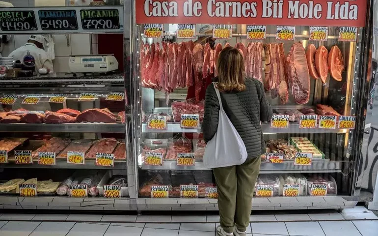 Pesquisa revela que 49% dos brasileiros querem retaliar tarifaço