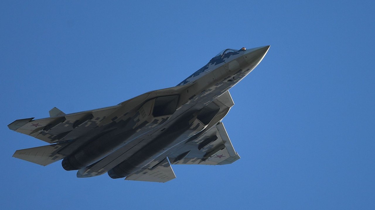 Vantagem significativa: revista explica por que Su-57 russo venceria F-16 ucraniano
