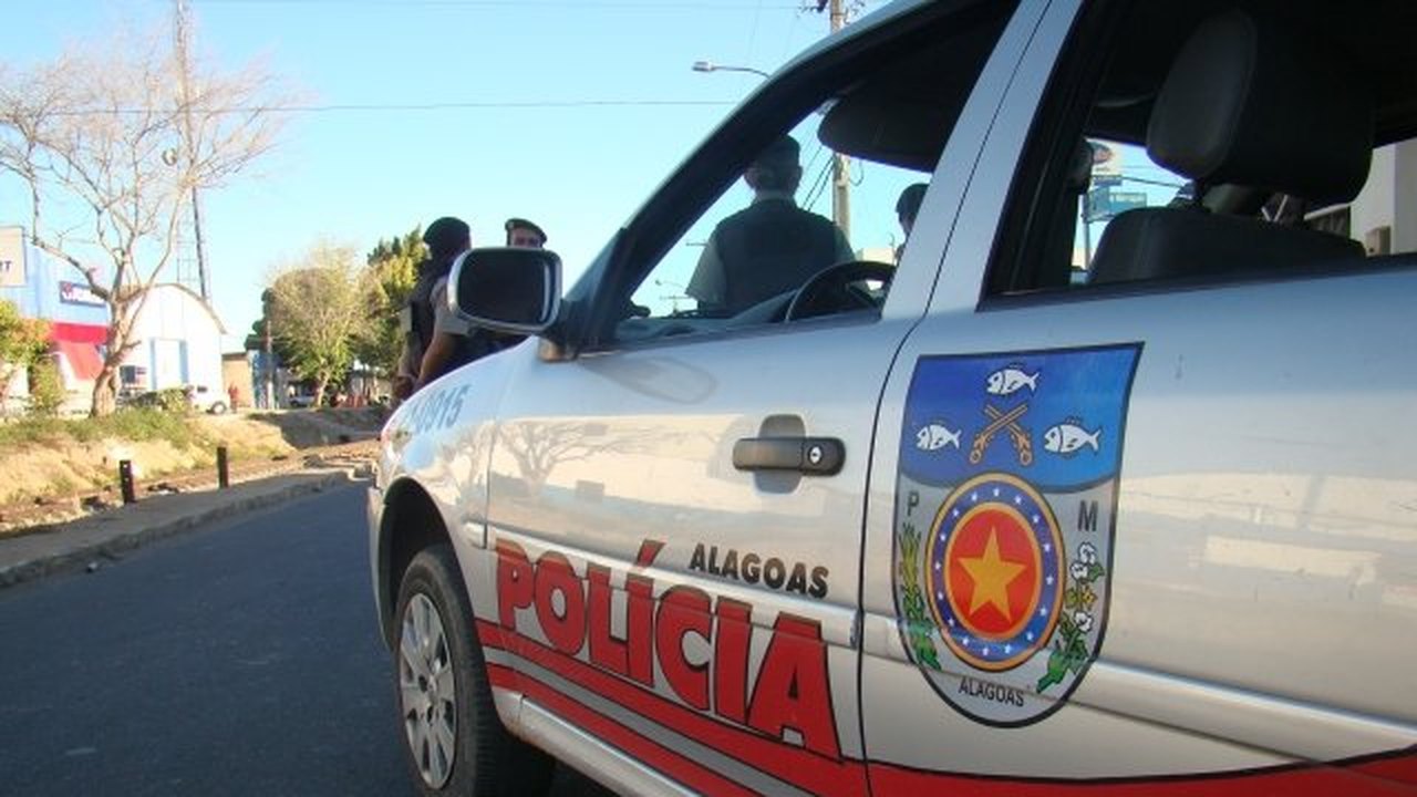 Polícia encontra corpo de mulher degolada entre PE a AL
