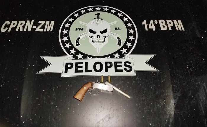 Dois suspeitos foram presos e levados à autoridade policial Dois suspeitos foram presos e levados à autoridade policial