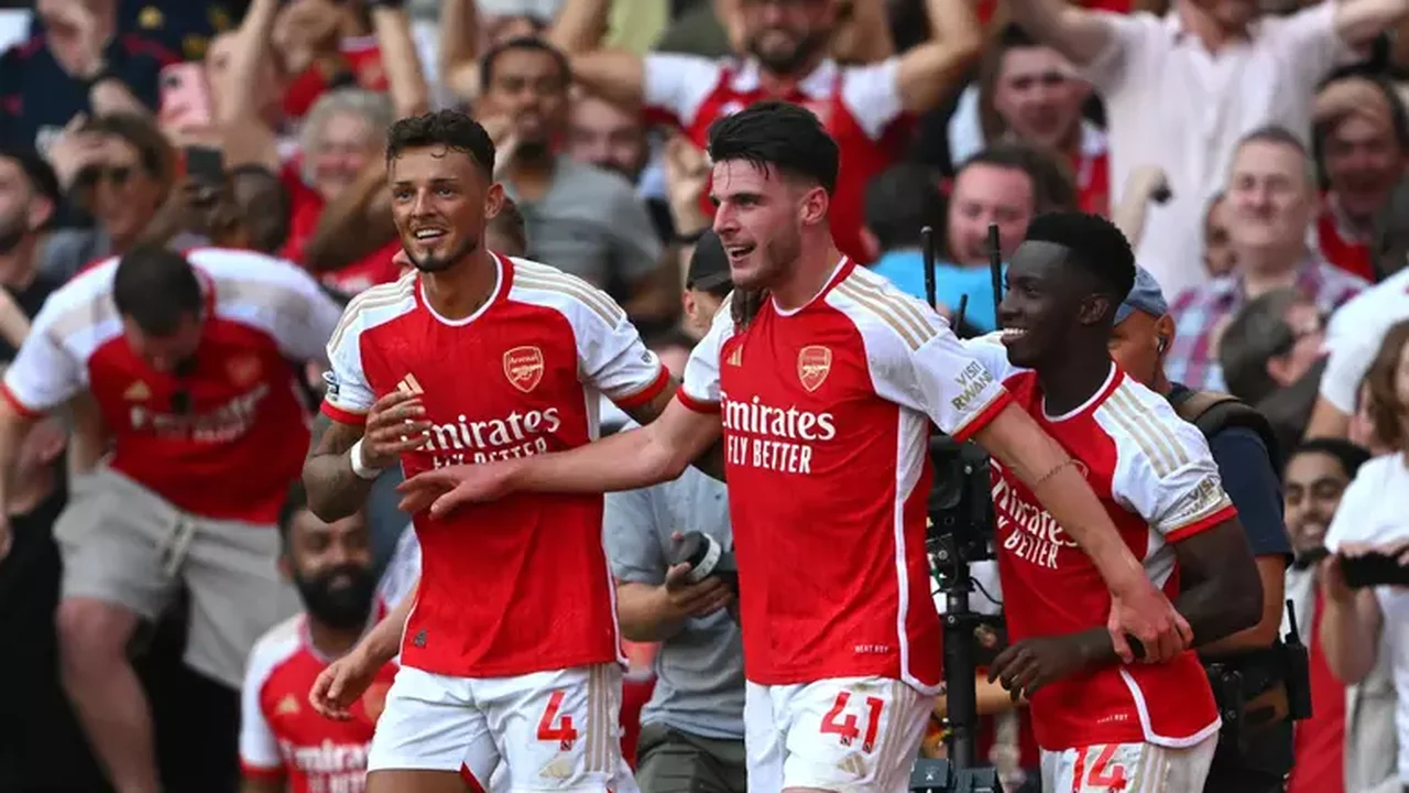 Manchester United e Arsenal perdem e são eliminados da Copa da Liga Inglesa; Liverpool vence