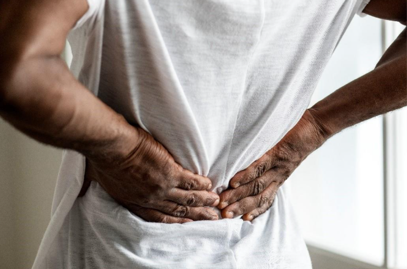 Dor nas costas pode ser sinal de alerta: urologista explica como identificar uma crise renal