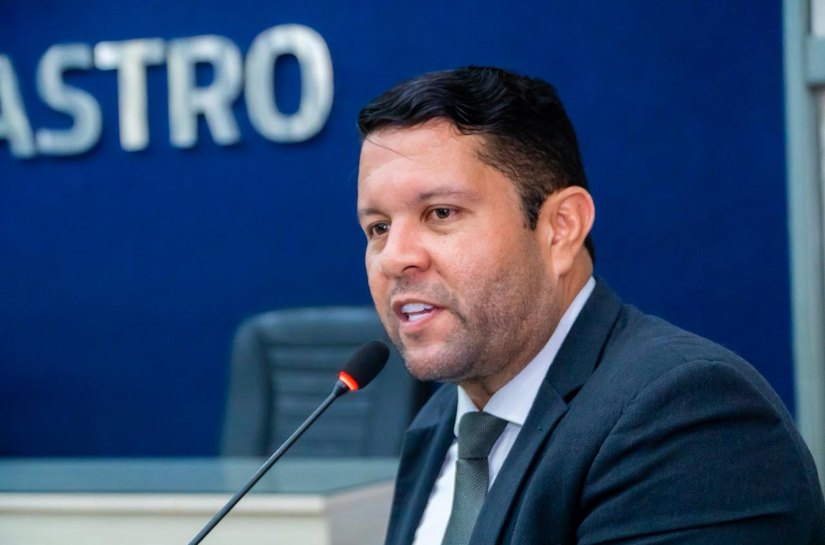 Vereador Allan Pierre apresenta projeto que garante prioridade em moradia a órfãos do feminicídio em Maceió