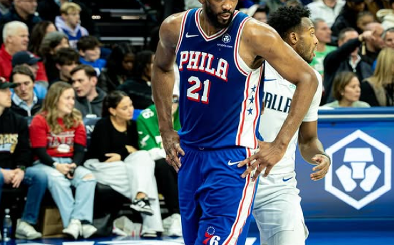 Joel Embiid volta a sentir lesão no joelho e fica fora do restante da temporada da NBA