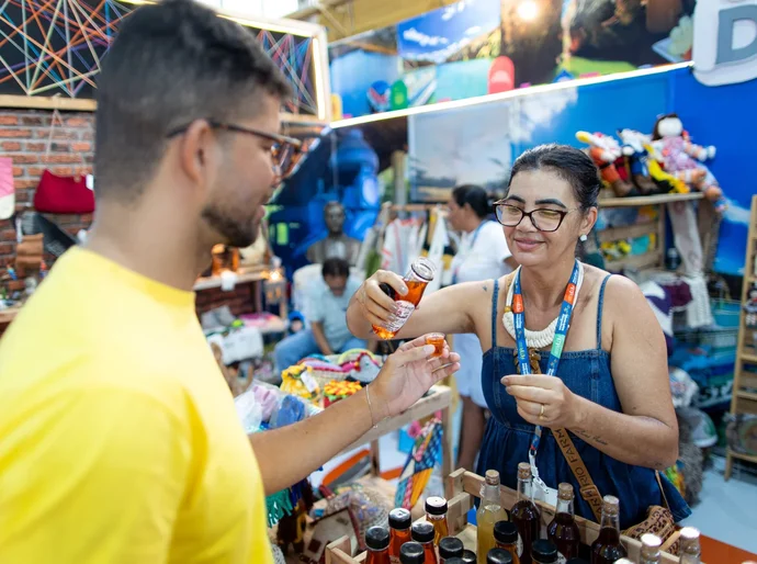 Rota da Cachaça apresenta destilados de palma, aroeira e até ‘Kunhão de Boi’ nos estandes municipais