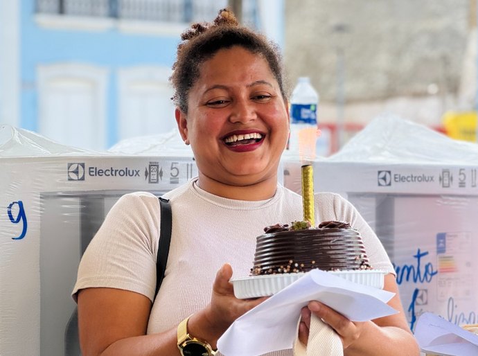 “Foi um verdadeiro presente de Deus”, comemora alagoana que ganhou geladeira no dia do aniversário em Penedo
