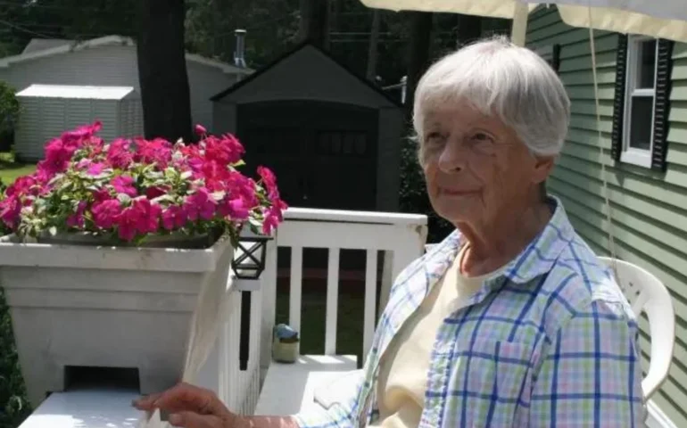 Idosa de 87 anos luta contra jovem que invadiu a casa dela e depois oferece comida a ele