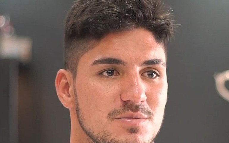 Foto viral de Gabriel Medina nos Jogos Olímpicos de Paris-2024 vira tatuagem em fã