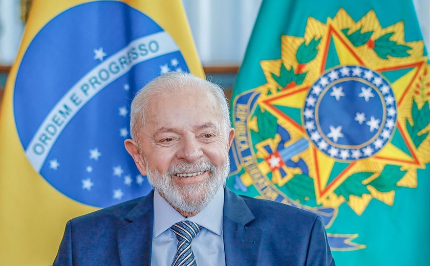 Lula desembarca em Brasília após problema com avião no México