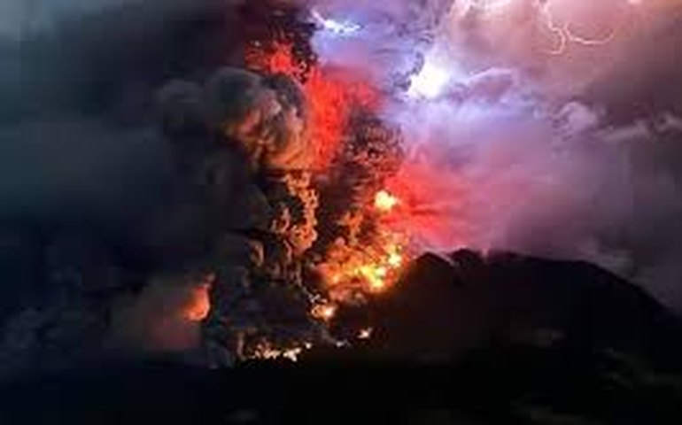 'Chuva de lava' : Indonésia realiza evacuação de 11 mil pessoas após erupção de vulcão e alerta de tsunami; veja fotos