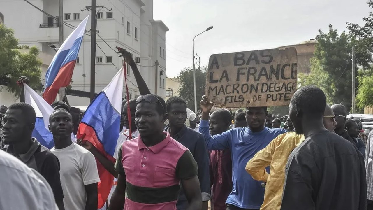 Países europeus começam a retirar cidadãos do Níger após golpe de Estado