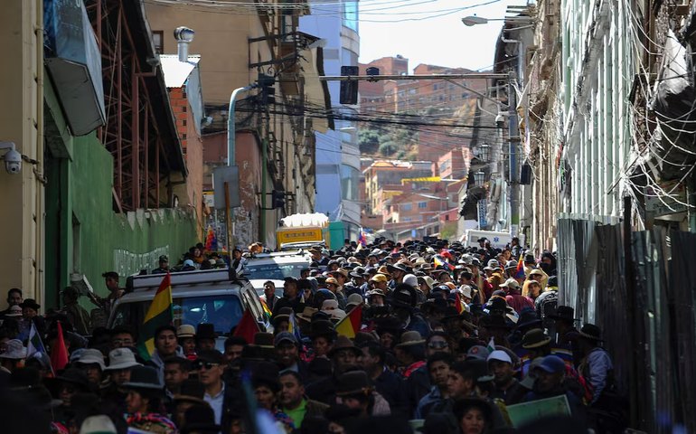 Milhares de apoiadores de Luis Arce vão às ruas de La Paz após tentativa de golpe na Bolívia