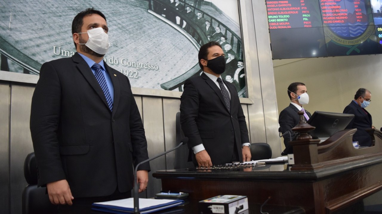 Plenário faz um minuto de silêncio pelas vítimas da pandemia