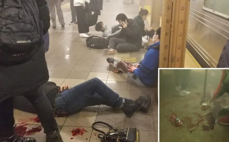 Pessoas são baleadas em estação de metrô no Brooklyn, em Nova York