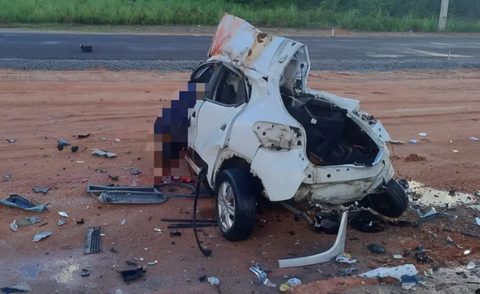 Carro ficou completamente destruído após colisão com carreta na BR-424, em Marechal Deodoro
