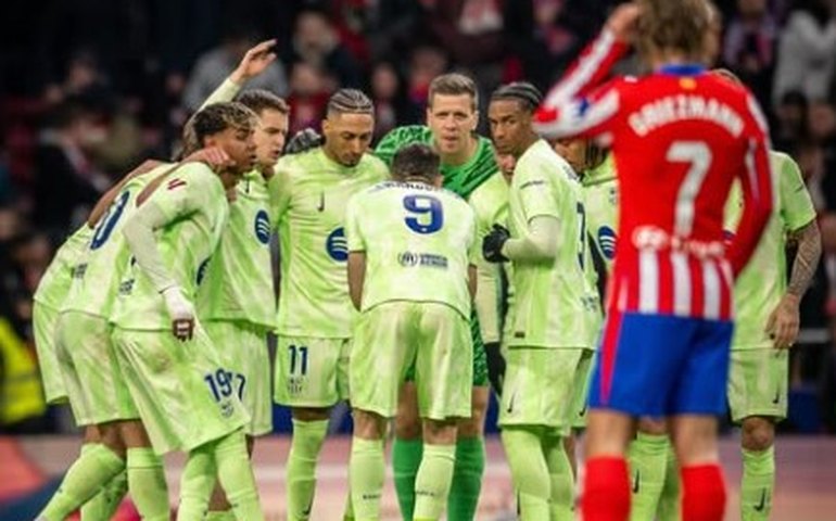 Barcelona vira contra o Atlético de Madrid com gols nos acréscimos e volta a liderar o Espanhol