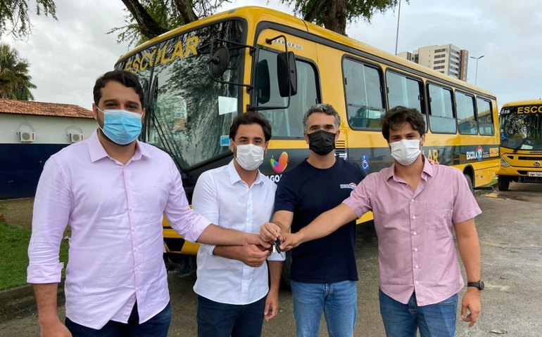 Prefeito Arthur Freitas garante novo ônibus escolar para Santana do Mundaú
