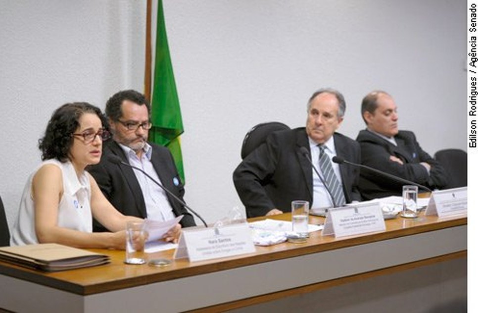 A partir da esquerda, Nara Santos, Vladimir Stempliuk, Cristovam Buarque e Renato Malcher/ Foto: 