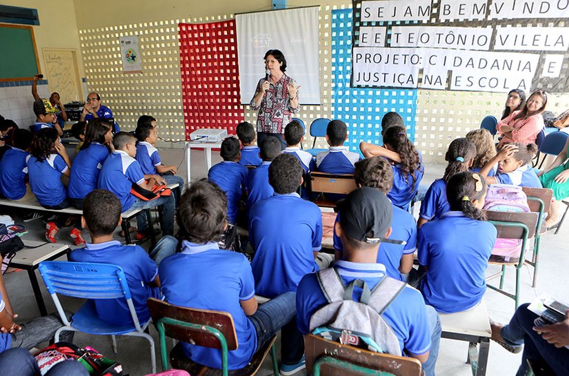 Esmal orienta estudantes de escola pública sobre a importância do voto