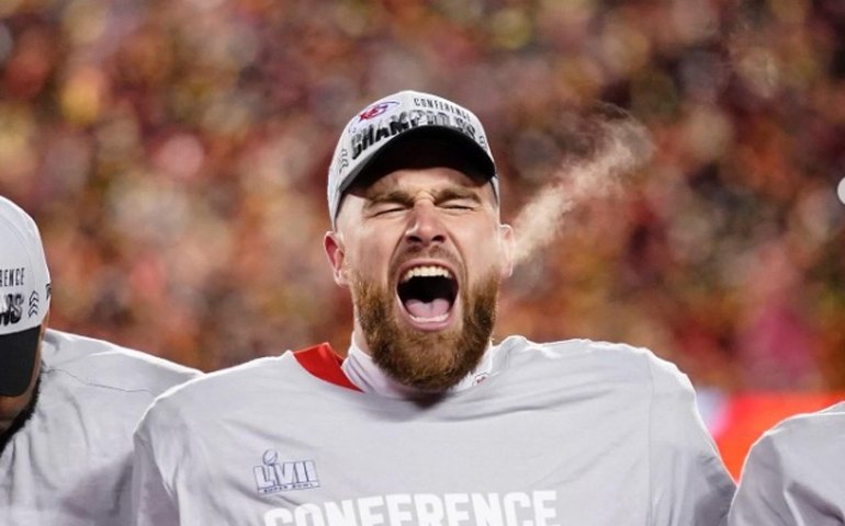 Travis Kelce admite erro após empurrar e gritar com técnico na final do Super Bowl