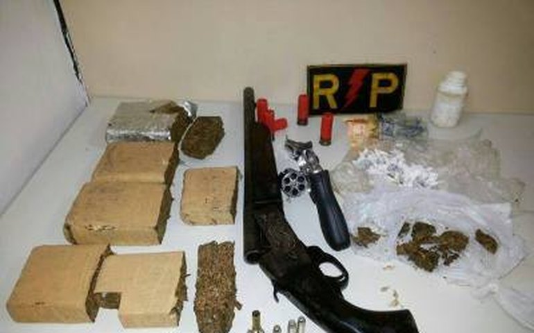 Radiopatrulha prende seis com armas e drogas em Maceió