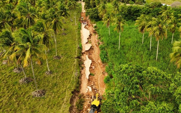 Prefeitura de Penedo amplia assistência às vítimas das chuvas e recupera estradas