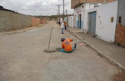 Prefeitura troca tampas de bocas de lobo em bairros de Arapiraca