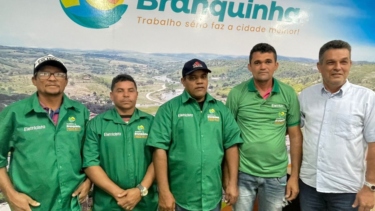 Prefeitura de Branquinha entrega novos fardamentos para eletricistas