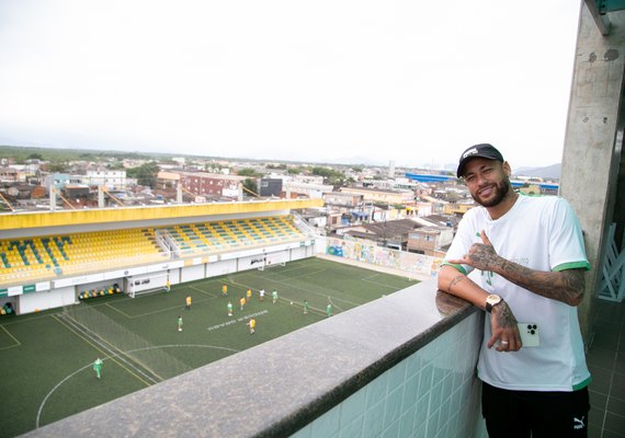 Em meio a polêmicas sobre saída do PSG, Neymar visita seu instituto