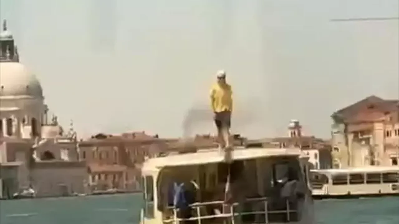 Turista é detido após subir no teto de vaporetto em movimento pela 2ª vez em Veneza
