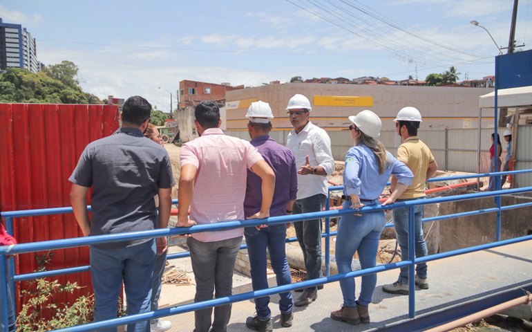 Comitiva vistoria frentes de obras do projeto Renasce Salgadinho