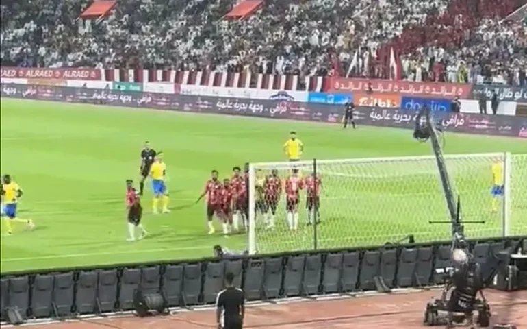 Finalização de Cristiano Ronaldo acerta em cheio operador de câmera atrás do gol; vídeo