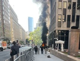 Pessoa foi detida após fumaça e chamas irromperem em frente a um prédio federal em Nova York, informou o FBI.