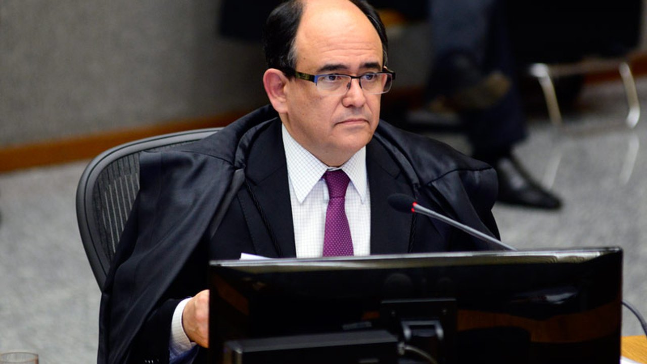 Revisor no STJ vota para absolver conselheiro do TCE-RJ José Gomes Graciosa de lavagem de dinheiro e deixa placar em 1x1
