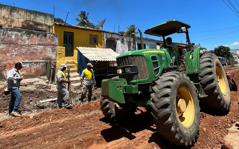 Prefeito Luciano acompanha obra pavimentação de mais uma rua no bairro Canafístula 