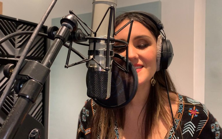 &#8220;Ela Tá Movimentando&#8221;, single de Dulce María e Kevin O Chris ganha vídeo de bastidores