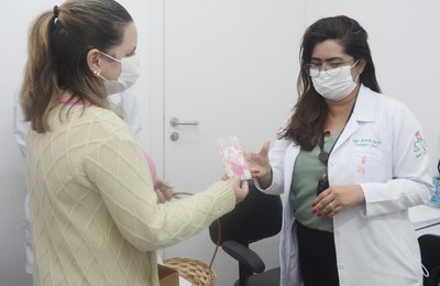 Outubro Rosa: Hospital Metropolitano realiza ação de conscientização sobre prevenção ao câncer de mama