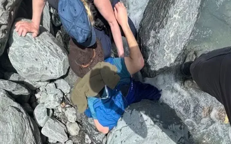 Nos EUA, homem sobrevive após ficar preso por pedra de 318 kg em riacho gelado