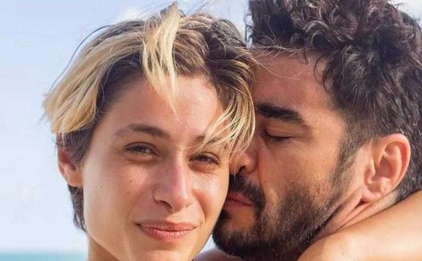 Caio Blat se pronuncia sobre beijo de Luisa Arraes em cantor: 'Só aumenta nosso amor'