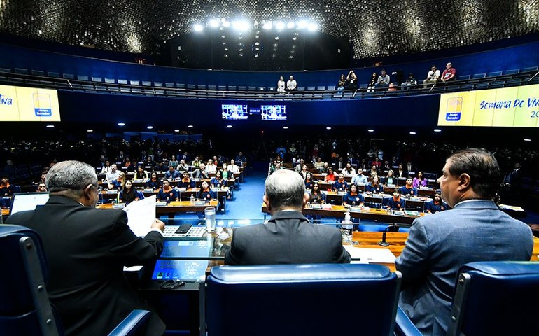 Plenário faz sessão especial para homenagear 'jovens senadores'