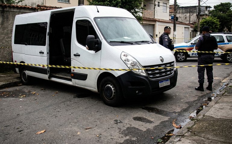 Mulher é baleada dentro de van em Santa Cruz e morre no hospital