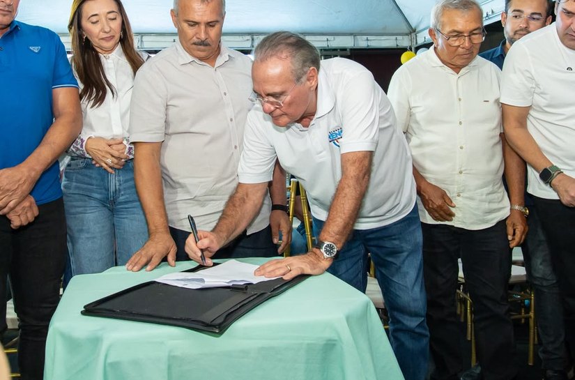 Senador Renan Calheiros garante adutora que levará água a 5 mil moradores do Sertão