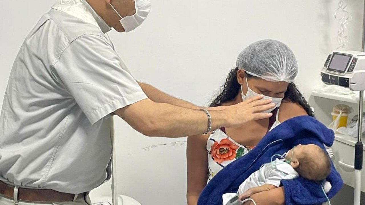 Bebê é batizado na UTI do Hospital da Criança de Alagoas em cerimônia emocionante