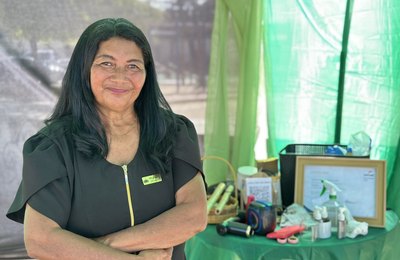 Ex-aluna do Senac Alagoas transforma praça pública em estúdio de massagem