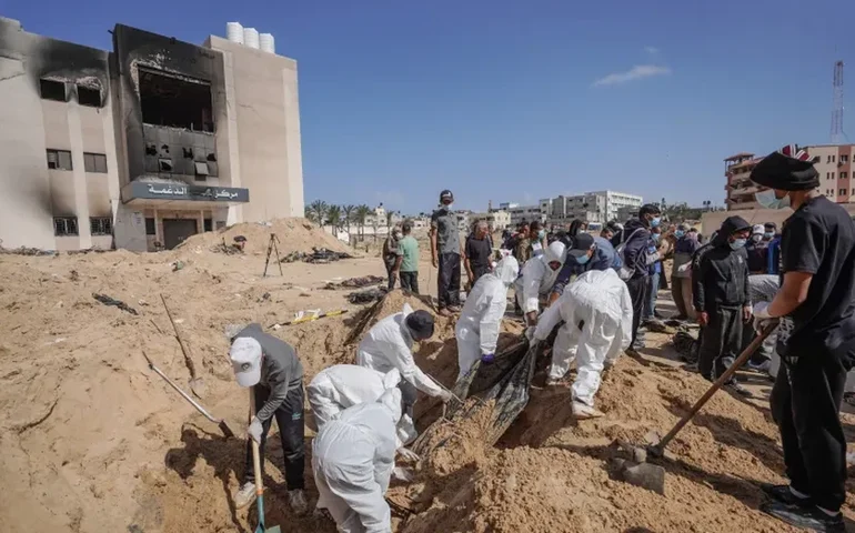 União Europeia e ONU pedem investigações independentes sobre os mais de 300 corpos encontrados em valas comuns em Gaza