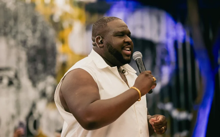 Em comemoração ao aniversário de Jorge Aragão, Renan Oliveira lança tributo audiovisual ao mestre do samba