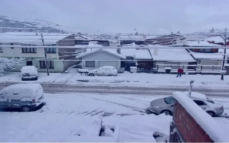 Reino Unido: neve e chuva fortes causam transtornos em aeroportos e rodovias