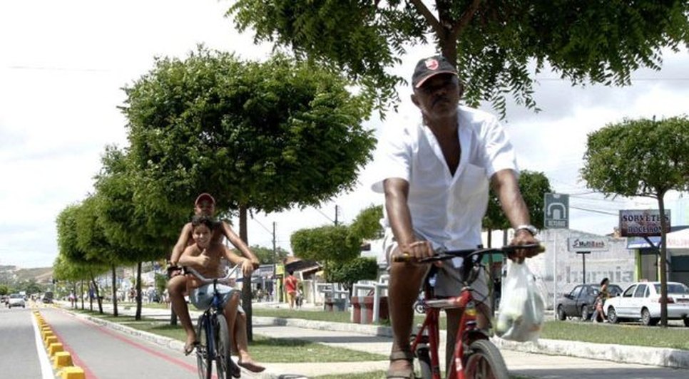 CICLISTAS E PEDESTRES