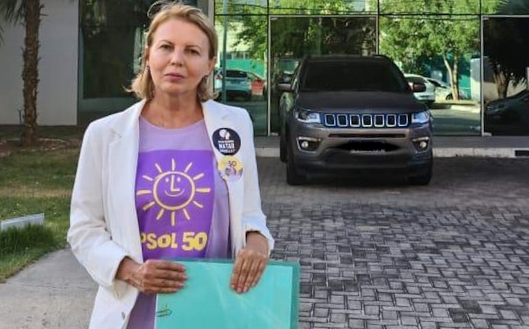 Maceió: Valéria Correia denuncia fakenews contra esquerda em outdoors